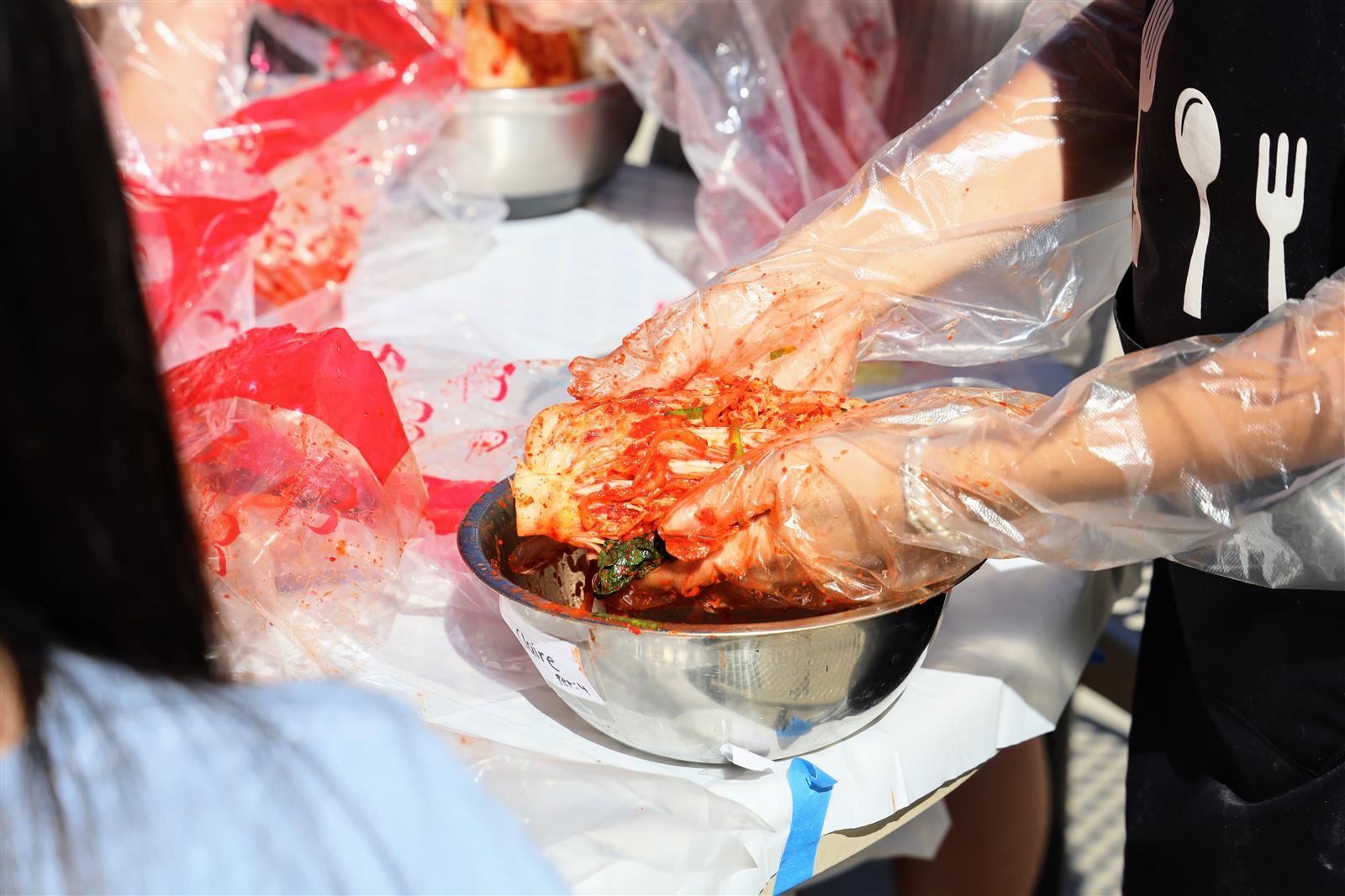 Kimchi marinating